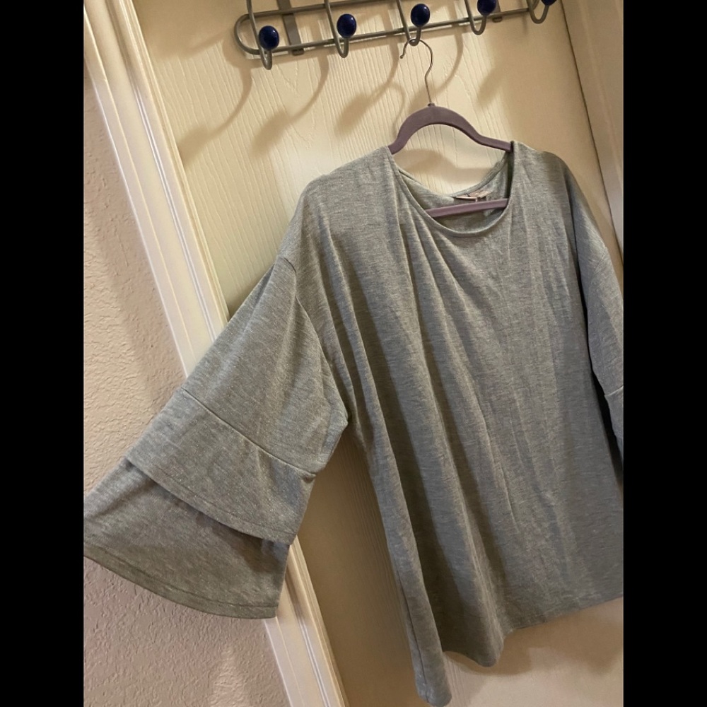 Chico’s Tiered Sleeve Top Gray w Silver Size 3 (L)